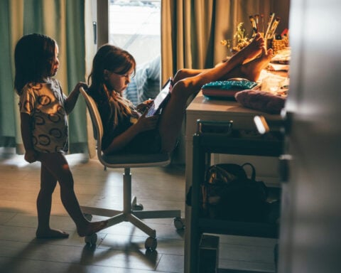 Parents putting screens in front of their kids is more about their own stress than other factors