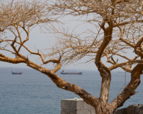 Hormuz shipping traffic falls to one-week low amid hostilities