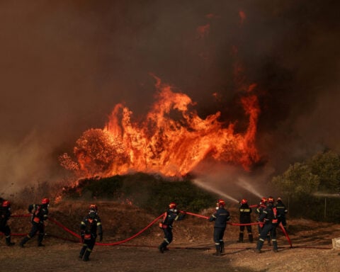 Wildfires, heatwaves pose growing fiscal risk to Greece, PM adviser says