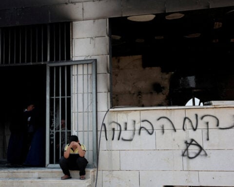 Israeli troops clash with settlers besieging Palestinian homes in West Bank