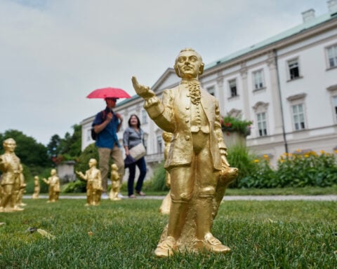 Mini-Mozart heist blights anniversary tribute as thieves make off with 210 statuettes