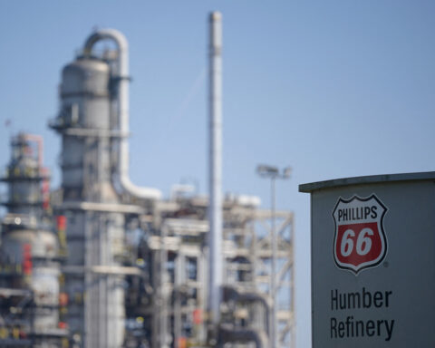 Top US refiners see profits soar, step up investor rewards