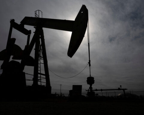Oil settles down 2% on weak demand outlook, hefty US crude build