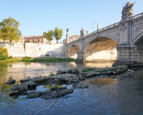 Nero’s Bridge emerges from Tiber River as Rome faces water crisis