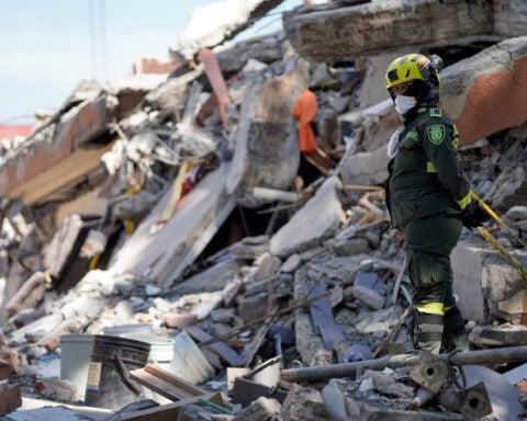 Hundreds still missing in Colombia as desperation grips earthquake rescue effort