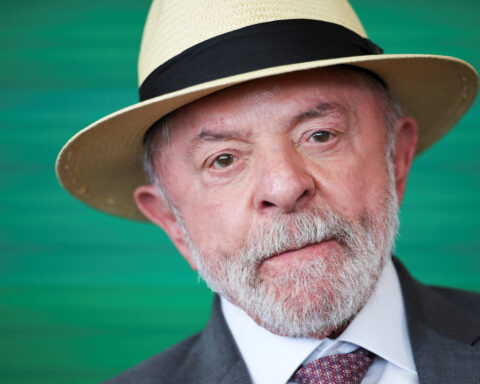 Lula leads Flavio Bolsonaro in Brazil election poll