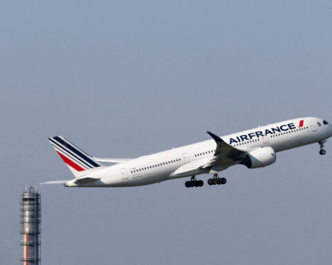 Airlines resume some Middle East flights but disruption continues