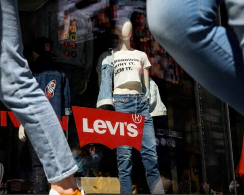 US clothing retailers test full-price strategy as rich shoppers keep spending