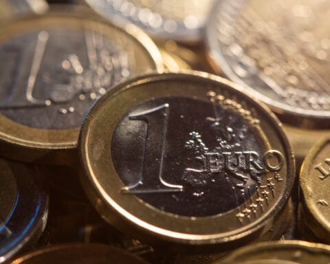 Criteria to adopt the euro currency