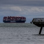 US current account deficit narrows in fourth quarter