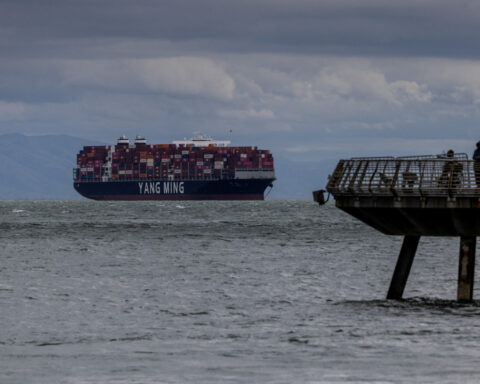 US current account deficit narrows in fourth quarter
