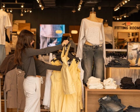 Frustrated US consumers cut their retail spending last month