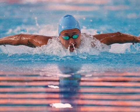 Summer McIntosh storms to Pan Pacs 400 IM title, rebounding from 200 free runner-up finish