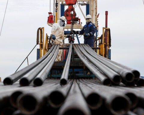 Oil climbs over $1 on tanker attacks, no progrees on peace