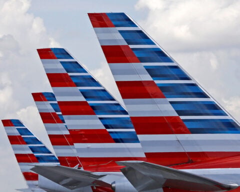 2 planes with the same flight number avoid possible disaster thanks to quick-thinking controller
