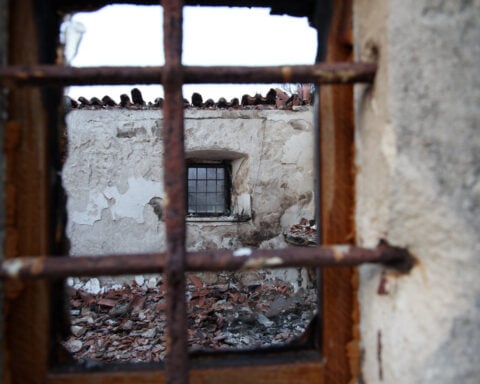 Wildfire descends on Croatian tourist town, injures 36