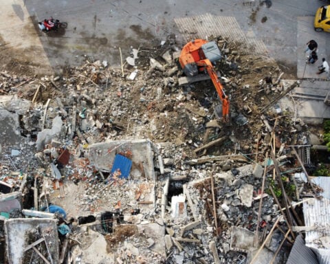 Race to reach trapped survivors offers hope in Colombia quake zone