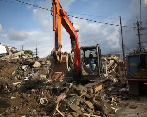 Race to reach trapped Colombia quake survivors offers hope