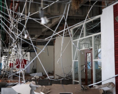 Thousands evacuate after Indonesia quake kills 51, cuts roads