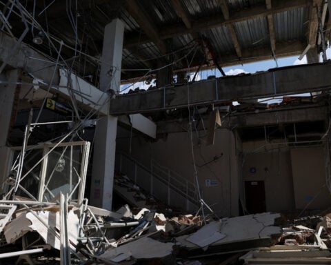 Thousands evacuate after Indonesia quake kills 51, cuts roads