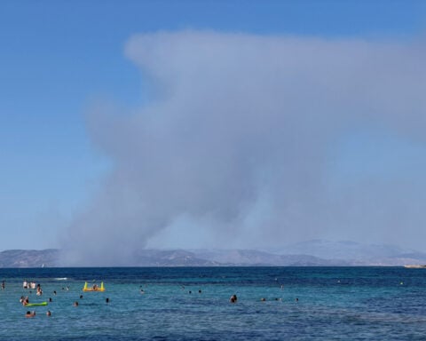Elderly couple die as wildfires sweep Greek island of Salamina