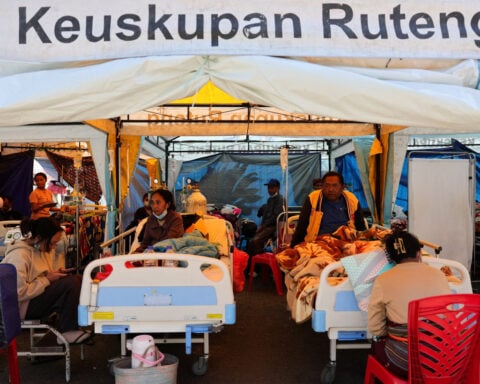 Search for Indonesia quake victims underway on Independence Day