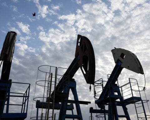 Oil climbs as fading US-Iran peace hopes raise supply risks