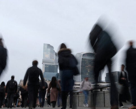 UK labour market loses more momentum in second quarter