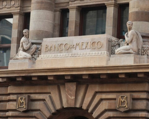 Mexico central bank signals prolonged pause in rates