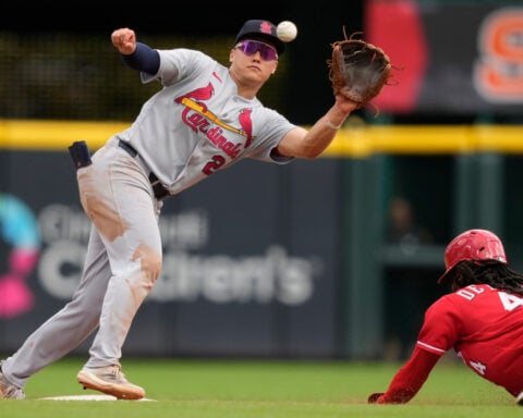 Dane Myers' dropped fly with 2 outs in 9th gives Cardinals a wild 10-9 win over Reds