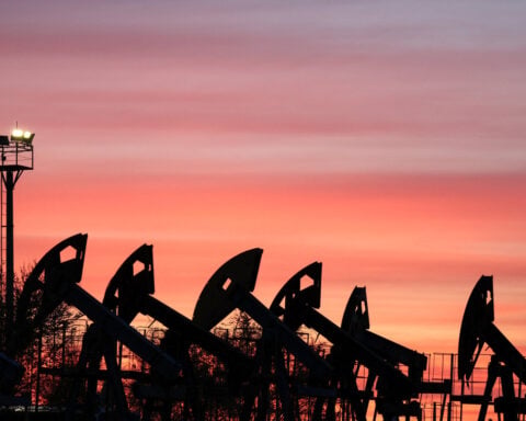 Oil rises as Trump threatens sanctions on Iran partners