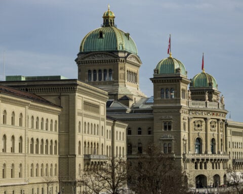 Second poll shows Swiss likely to reject tighter neutrality