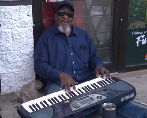 Blind Milwaukee man inspires community with his uplifting music