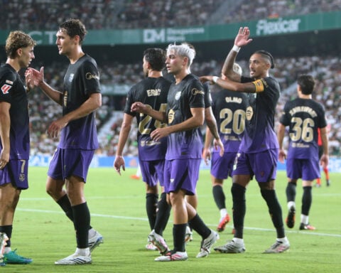 Torres scores twice in debut for PSG, Barcelona wins big and Salah scores