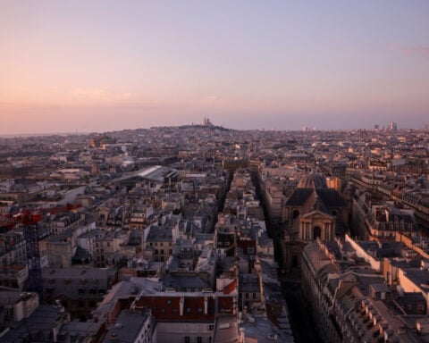 Flat French growth in the second quarter puts outlook at risk