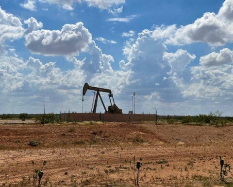 Oil holds steady, on track for weekly fall on US-Iran talks stalemate