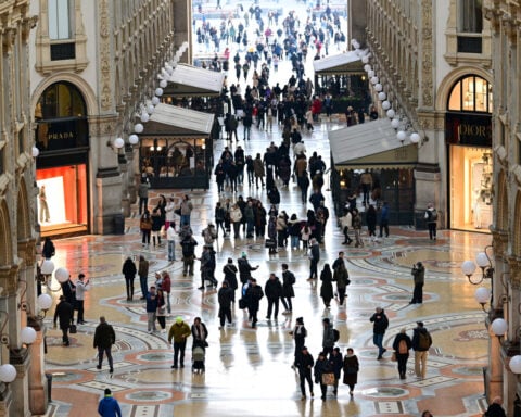 Italy business and consumer confidence rise in August