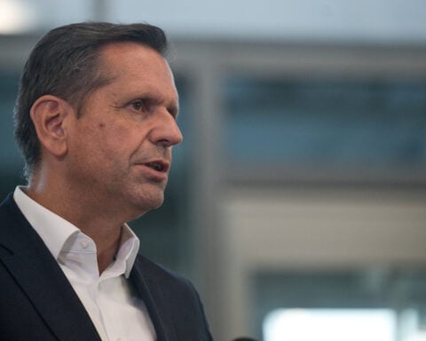 Lower Saxony premier urges agreement on VW restructuring before board meeting