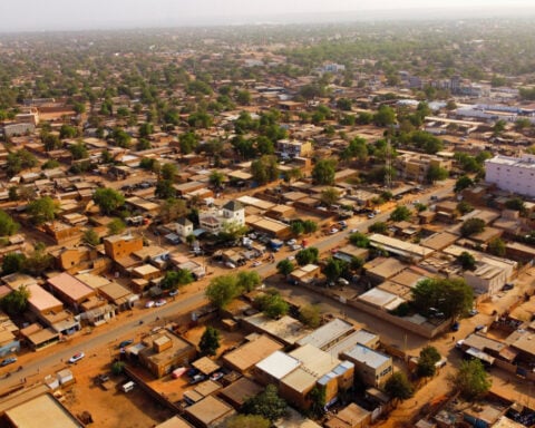 Rival factions stand off in Niger capital after mutineers attack airport, presidency
