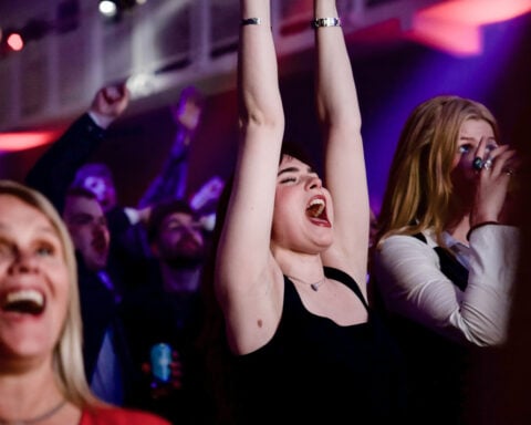 Icelandic voters reject a proposal to restart negotiations to join the European Union