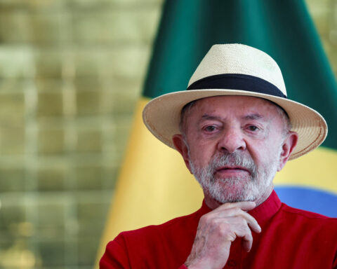 Lula's lead narrows in potential Brazil presidential runoff, Atlas/Bloomberg poll shows