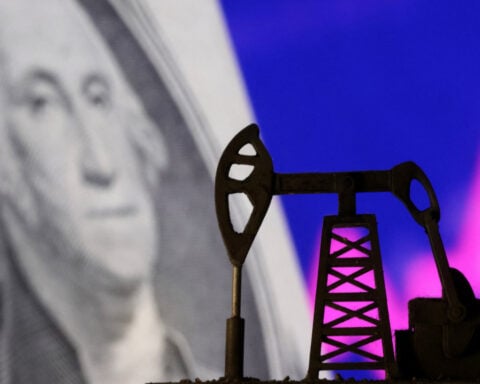 Dollar gains as oil, rising bond yields stoke inflation fears