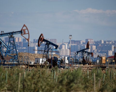 Oil up nearly 1% as US and Iran trade fresh strikes