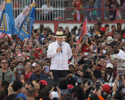 Lula adopts cautious Brazil election campaign, sources say