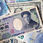 Yen headed for strongest week in a month, dollar flat ahead of payroll data