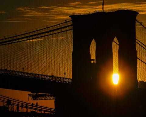 Knife-wielding man on Brooklyn Bridge cables fatally shot after ignoring orders to drop weapon