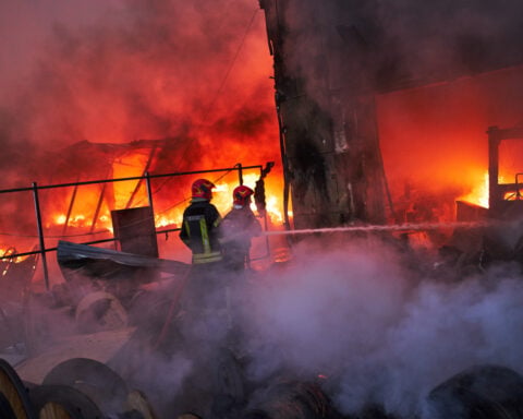 Russian drone and missile strikes on Ukrainian capital kill 2 people, ending pause in attacks