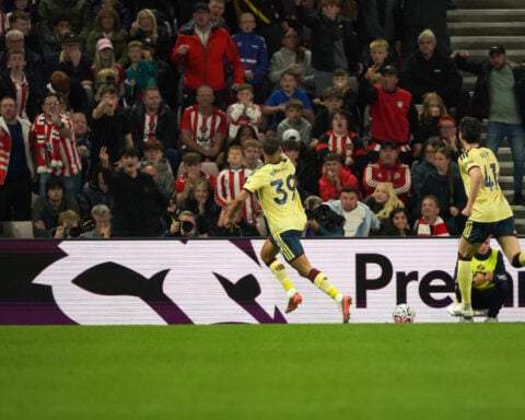 Arsenal goes clear on top of the Premier League, Liverpool and Chelsea stumble