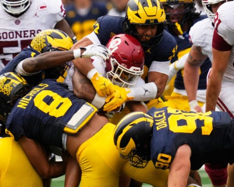 Texas stakes its claim for No. 1 in AP Top 25; Oregon set for a big fall and Michigan could return