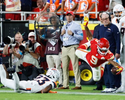 Walker runs all over Denver, Mahomes looks healthy as Chiefs beat up Broncos 31-10